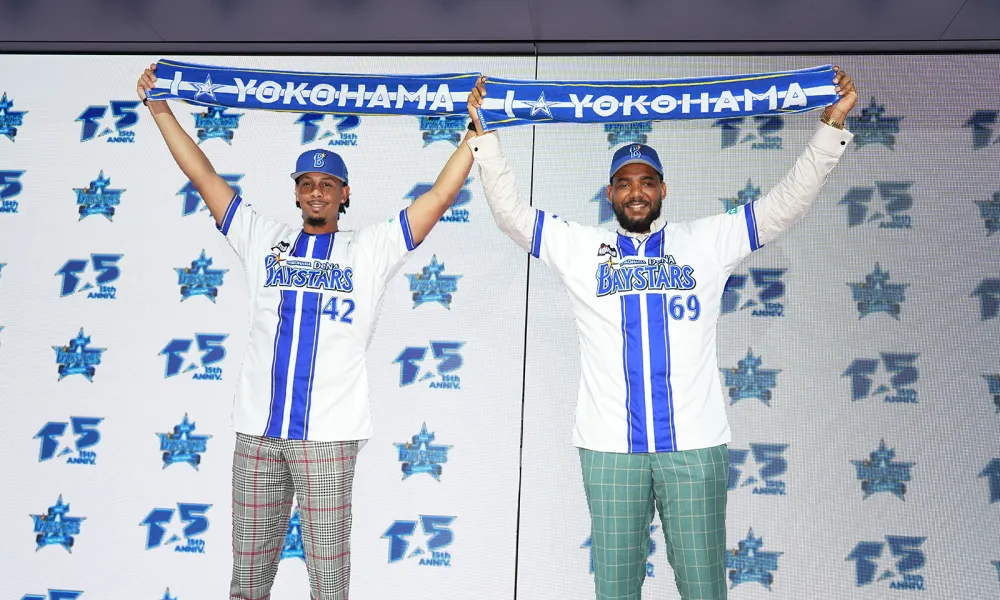 Osvaldo Bidó y Jerar Encarnación posan durante su presentación oficial como nuevos refuerzos de Yokohama DeNA BayStars en Japón.