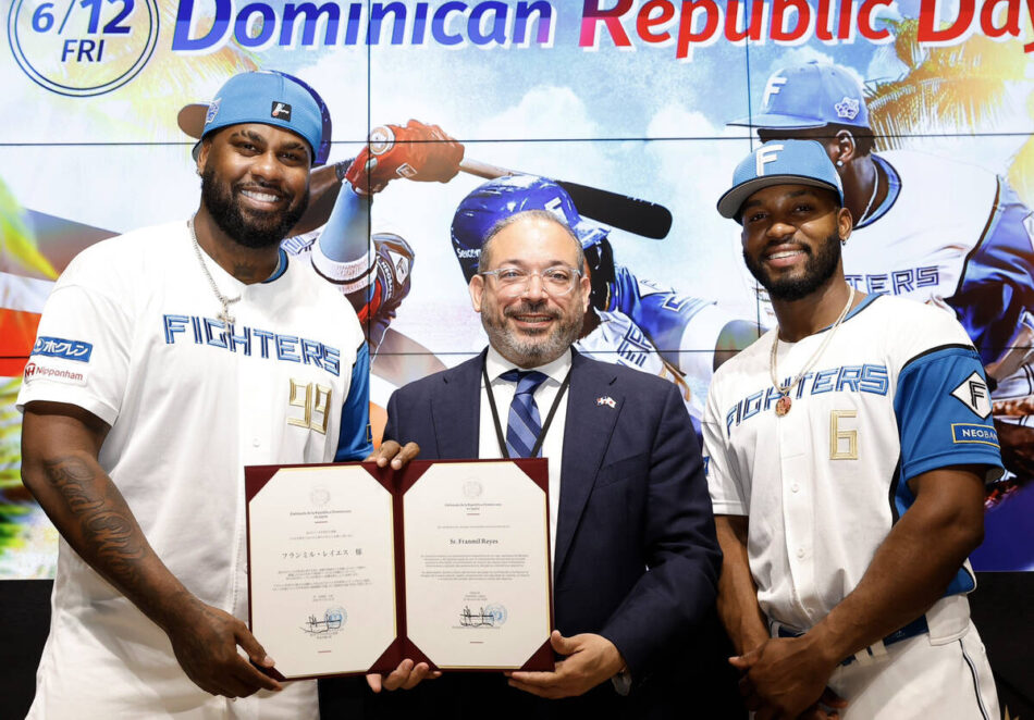 Franmil Reyes recibe reconocimiento de la Embajada Dominicana en Japón