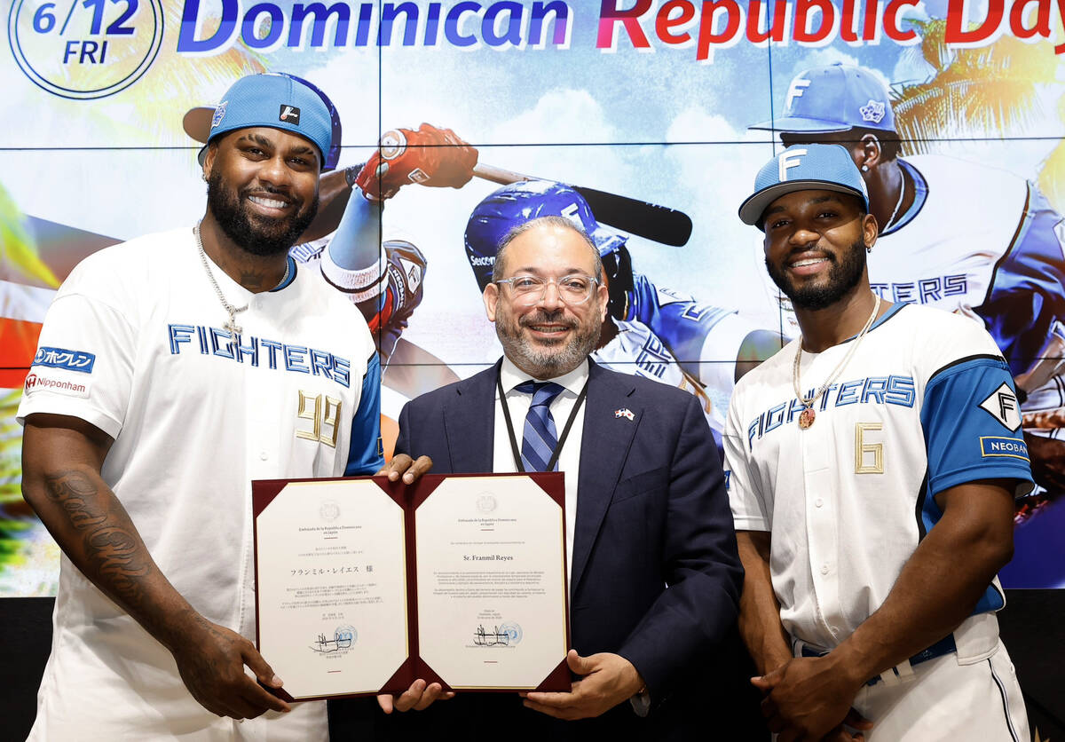 Franmil Reyes recibe reconocimiento de la Embajada Dominicana en Japón