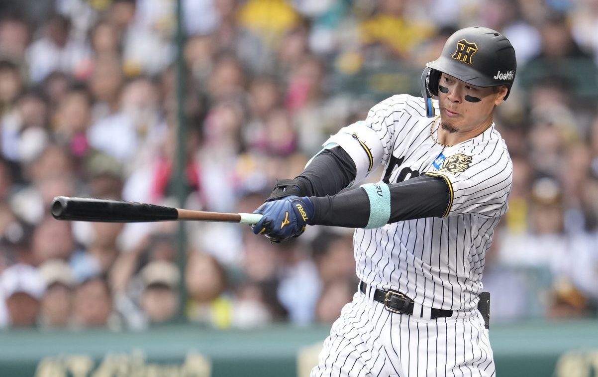 Teruaki Sato conecta un doble productor para Hanshin Tigers ante Chunichi Dragons en Koshien Stadium