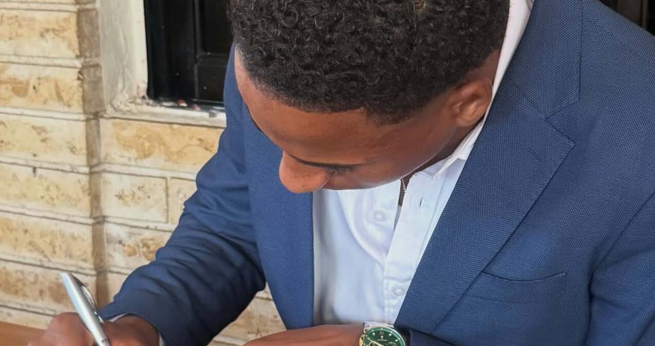 Francisco Aponte firma su contrato con los Saitama Seibu Lions | Imagen: @franciscoaponte_20