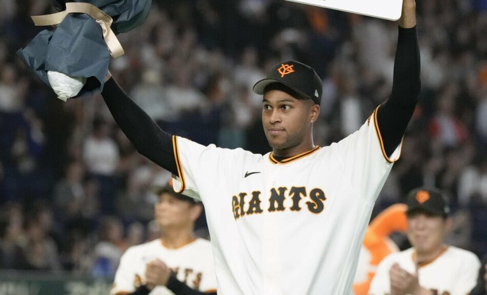 Raidel Martínez hace historia en Japón con 250 salvados