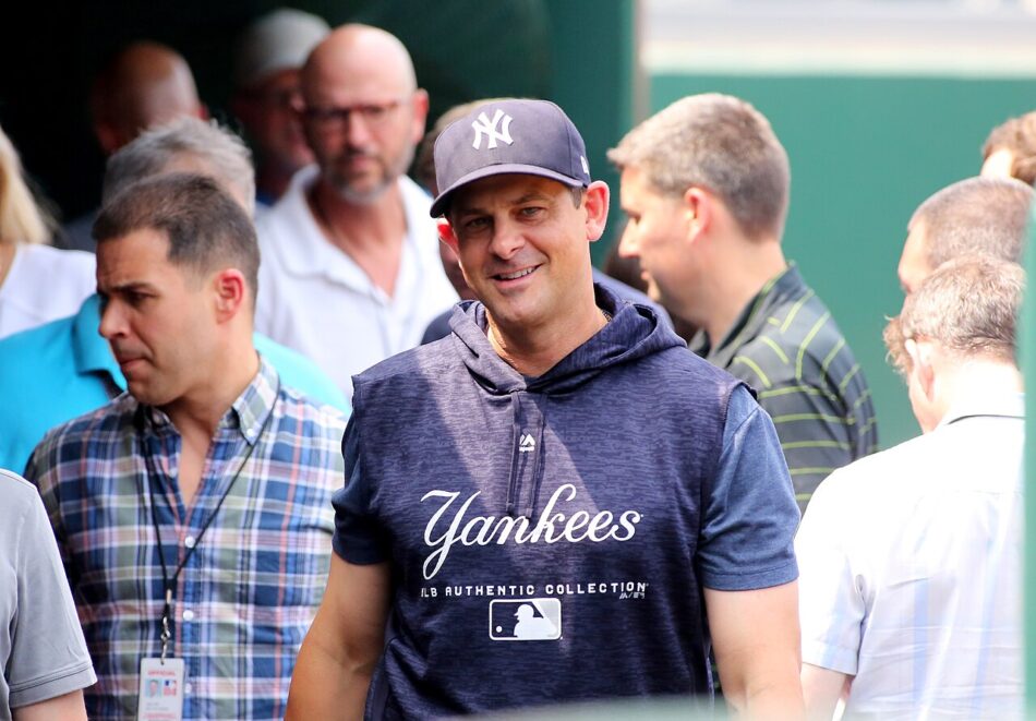 Aaron Boone, mánager de los Yankees de Nueva York, observa el juego desde el dugout en una fotografía de archivo de 2018.