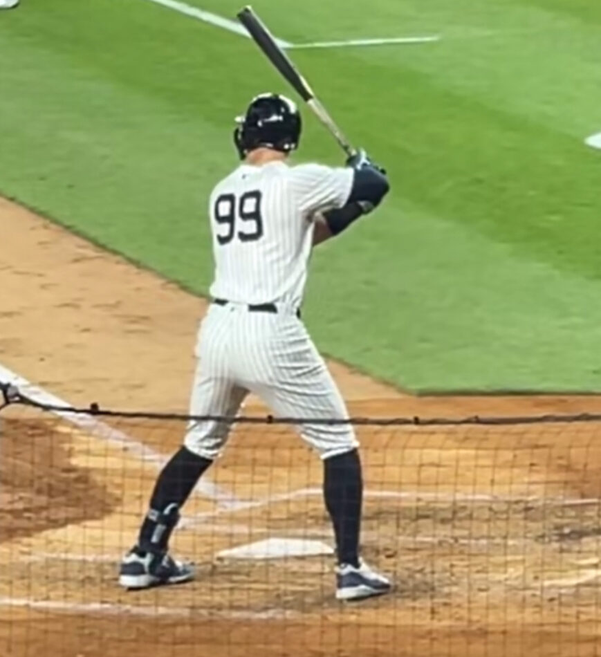 Aaron Judge se prepara para batear con los Yankees, el 8 de junio de 2024. Foto de archivo.