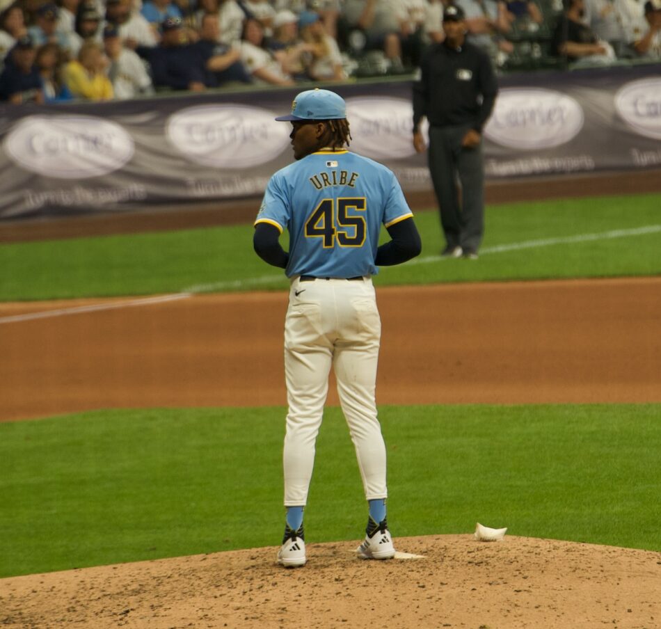El relevista dominicano Abner Uribe lanza con el uniforme de Milwaukee en una fotografía de archivo de 2025.