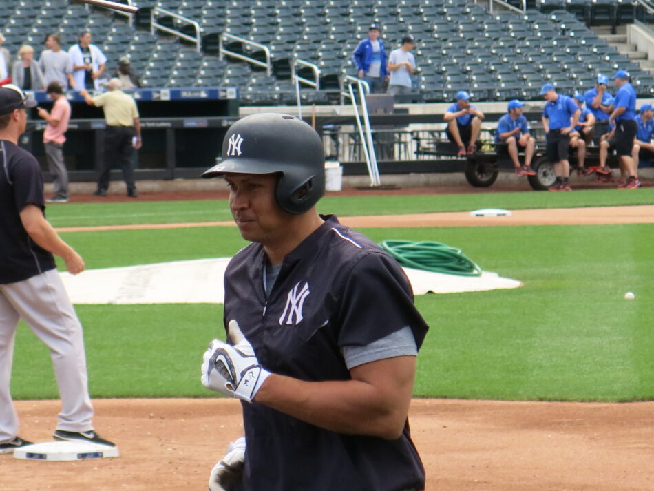 Alex Rodríguez con el uniforme de los Yankees durante una práctica de bateo en 2016
