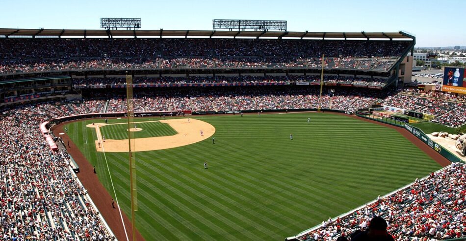 Vista panorámica horizontal de Angel Stadium de Anaheim durante un juego de béisbol