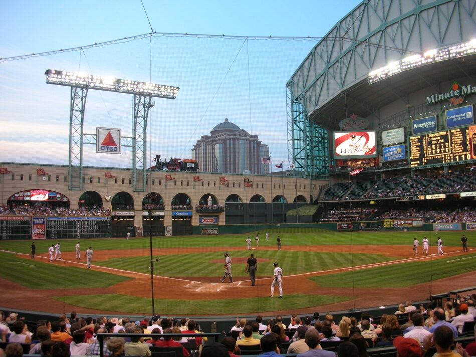 Juego de los Astros de Houston en Minute Maid Park con el techo abierto y el centro de la ciudad al fondo