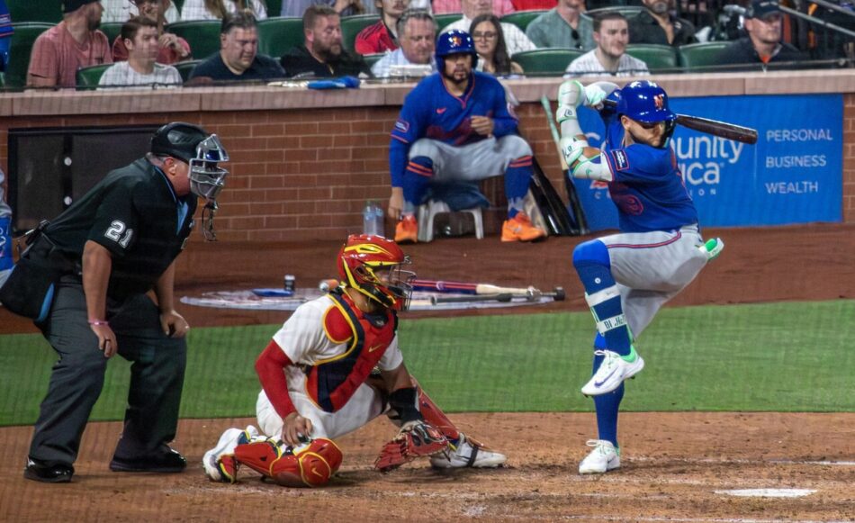 Bo Bichette batea con el uniforme de los Mets de Nueva York en una imagen de archivo de 2026.