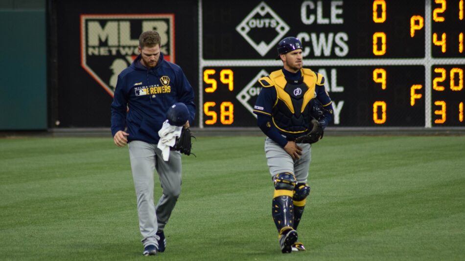 Brandon Woodruff camina por el terreno junto al receptor Yasmani Grandal con el uniforme de Milwaukee en una fotografía de archivo de 2019
