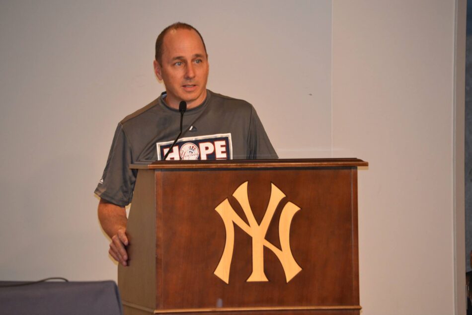 Brian Cashman habla desde un podio de los Yankees durante un evento de archivo