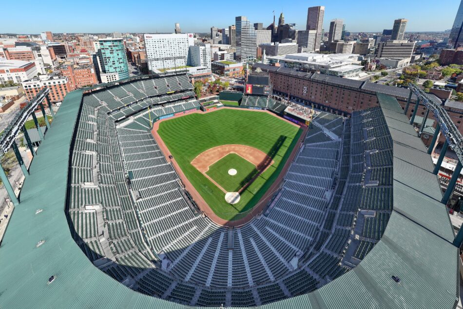 Vista aérea horizontal de Oriole Park at Camden Yards y el centro de Baltimore; fotografía de archivo