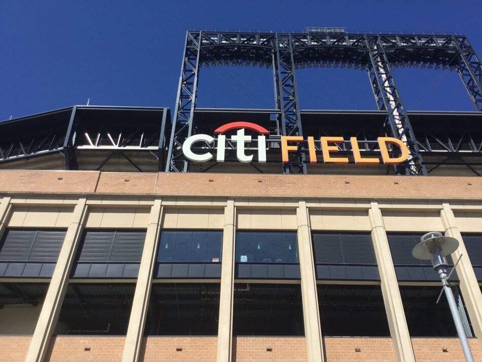 Fachada de Citi Field, estadio de los New York Mets, bajo un cielo azul