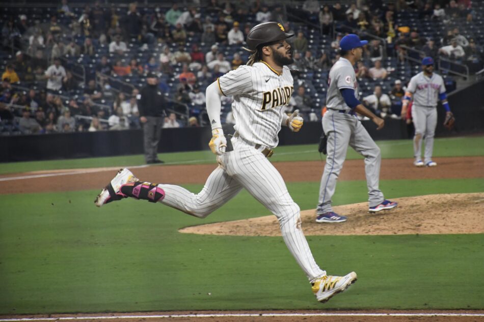 Fernando Tatis Jr. corre tras batear un rodado con los Padres ante los Mets, el 5 de junio de 2021. Foto de archivo.