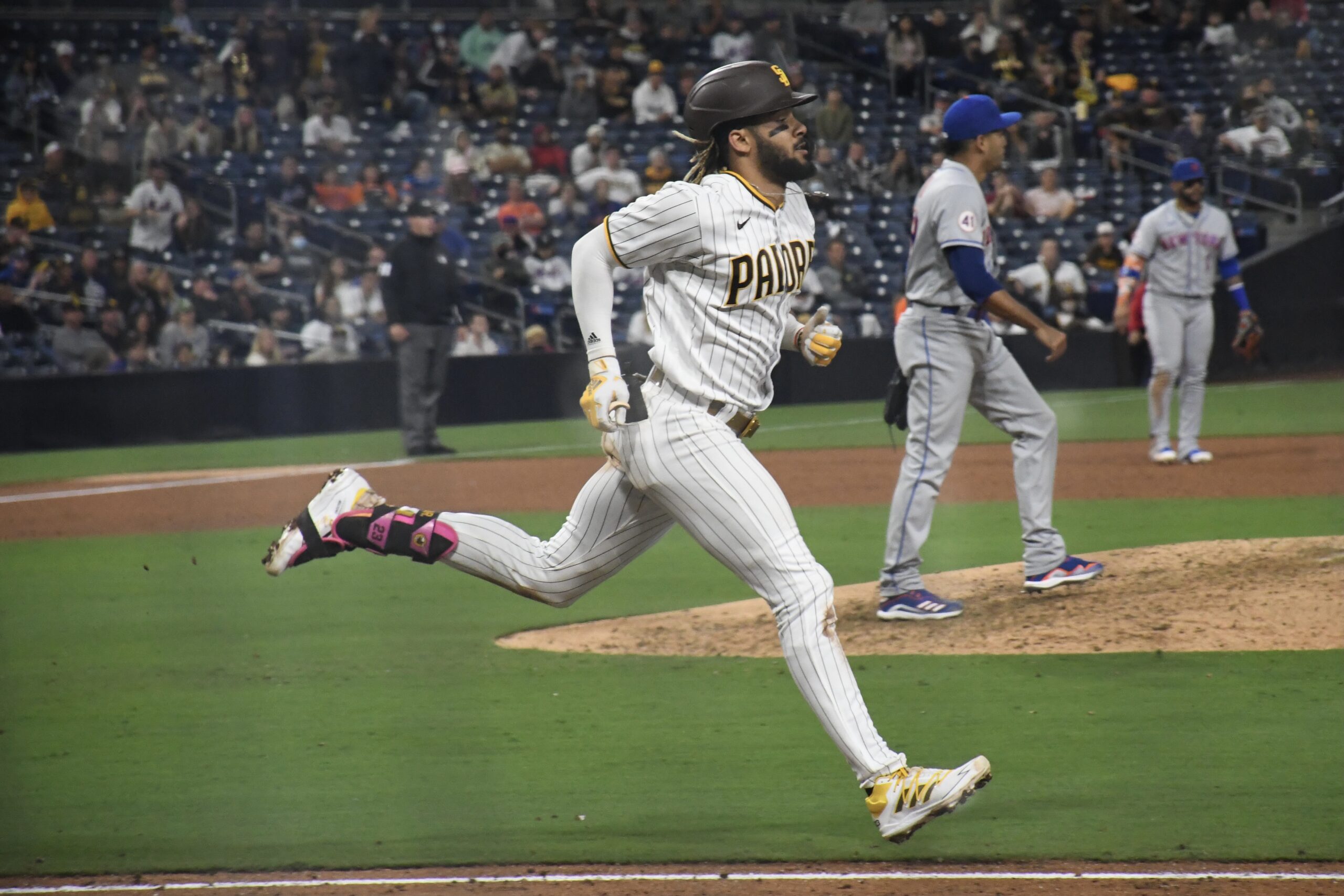 Fernando Tatis Jr. corre tras batear un rodado con los Padres ante los Mets, el 5 de junio de 2021. Foto de archivo.