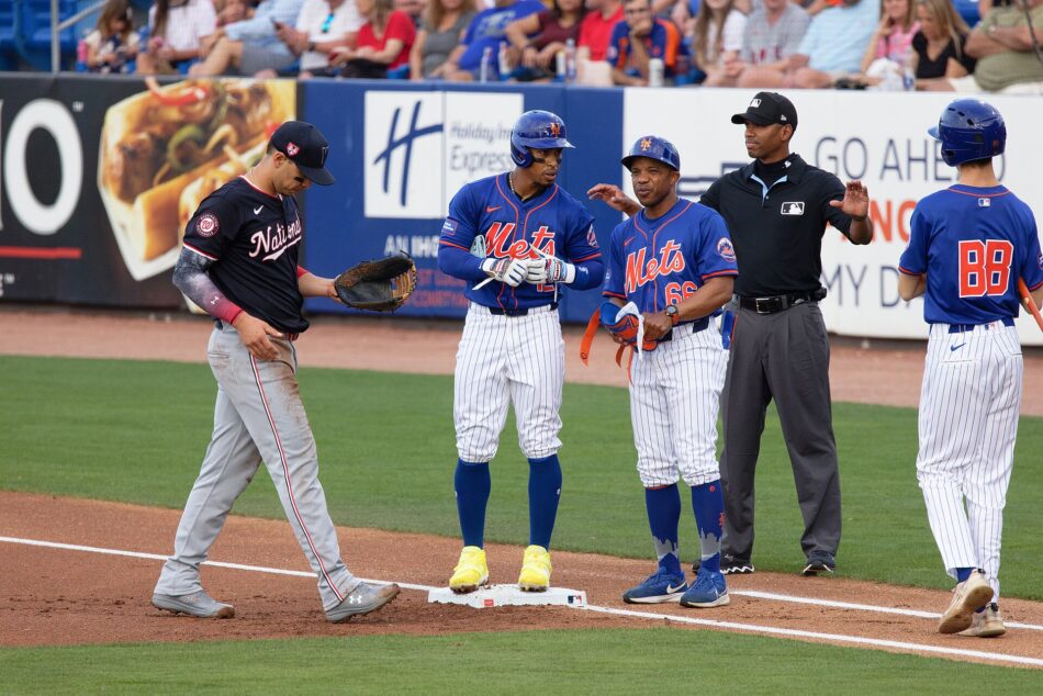 Francisco Lindor de los Mets en primera base durante un juego de archivo en 2024
