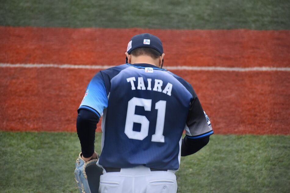 Kaima Taira, lanzador de Seibu Lions, visto de espaldas durante una práctica en 2022