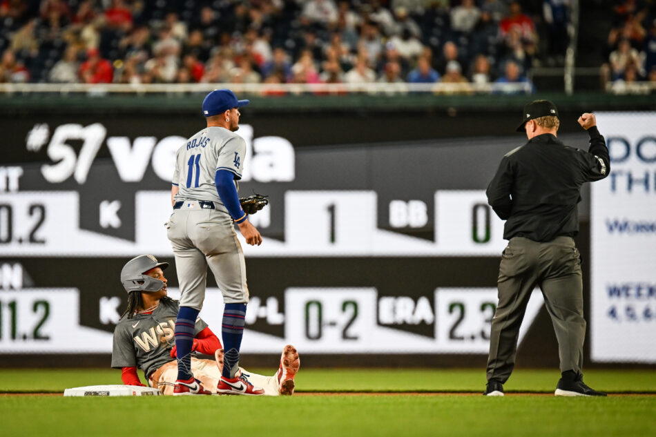 Miguel Rojas de los Dodgers aplica una jugada defensiva en segunda base durante un partido de archivo