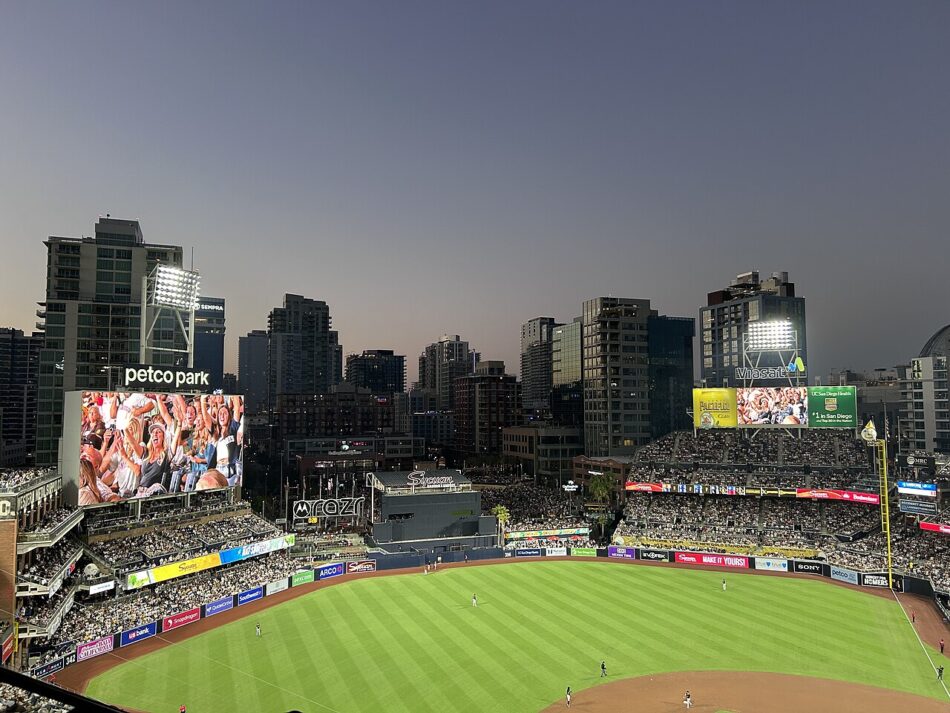 Vista horizontal de Petco Park y el centro de San Diego al anochecer; fotografía de archivo del 12 de agosto de 2024.