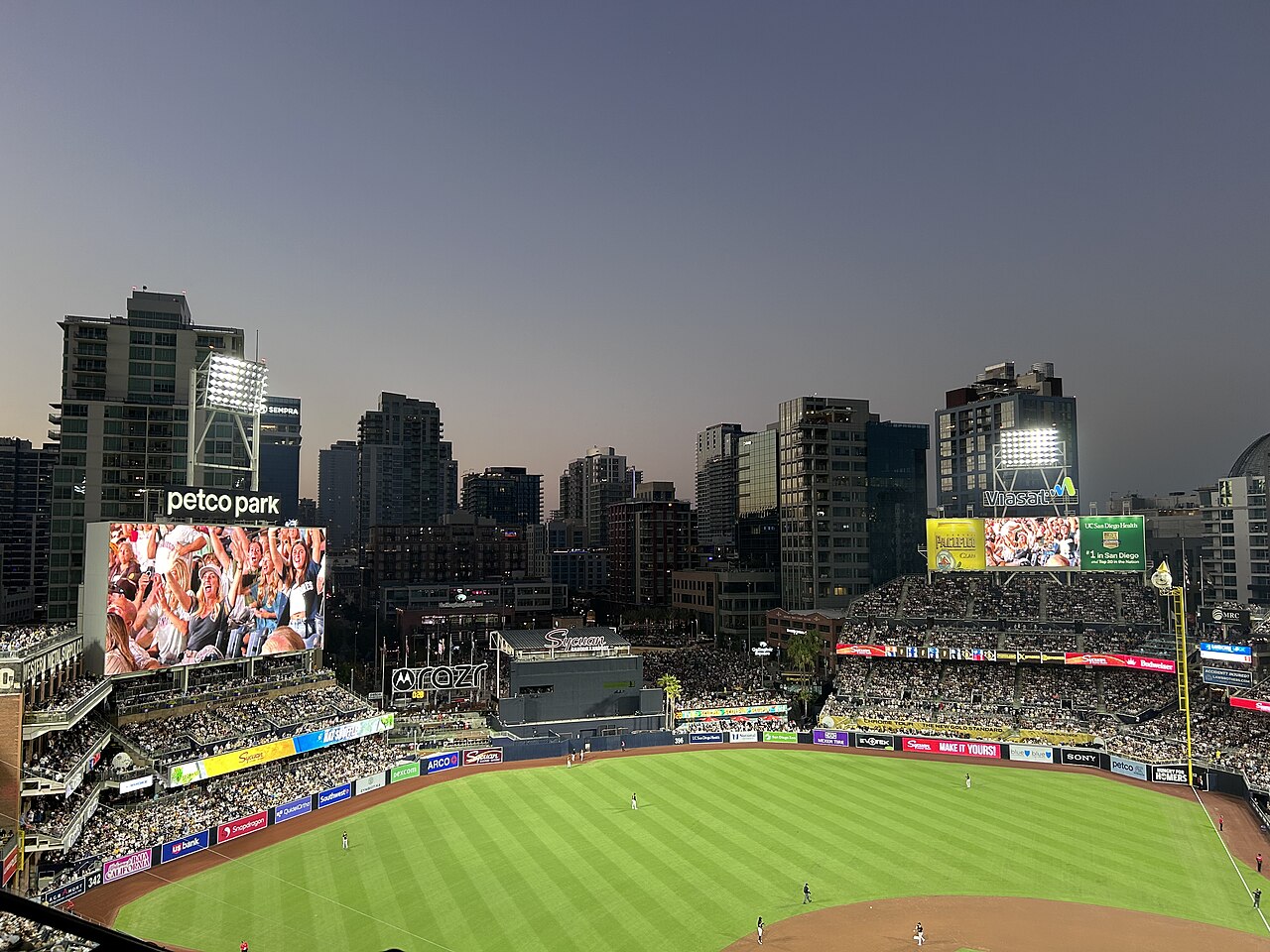 Vista horizontal de Petco Park y el centro de San Diego al anochecer; fotografía de archivo del 12 de agosto de 2024.