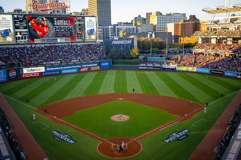 Vista horizontal del interior de Progressive Field lleno durante un juego de postemporada de Cleveland
