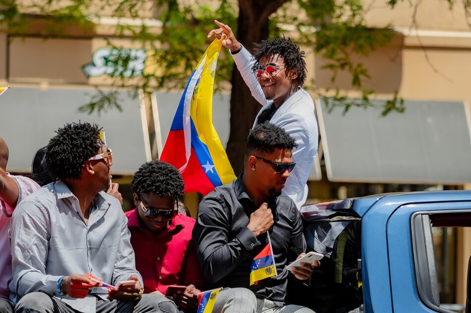 Foto de archivo de Ronald Acuña Jr. sosteniendo la bandera de Venezuela durante el desfile del Juego de Estrellas de 2019