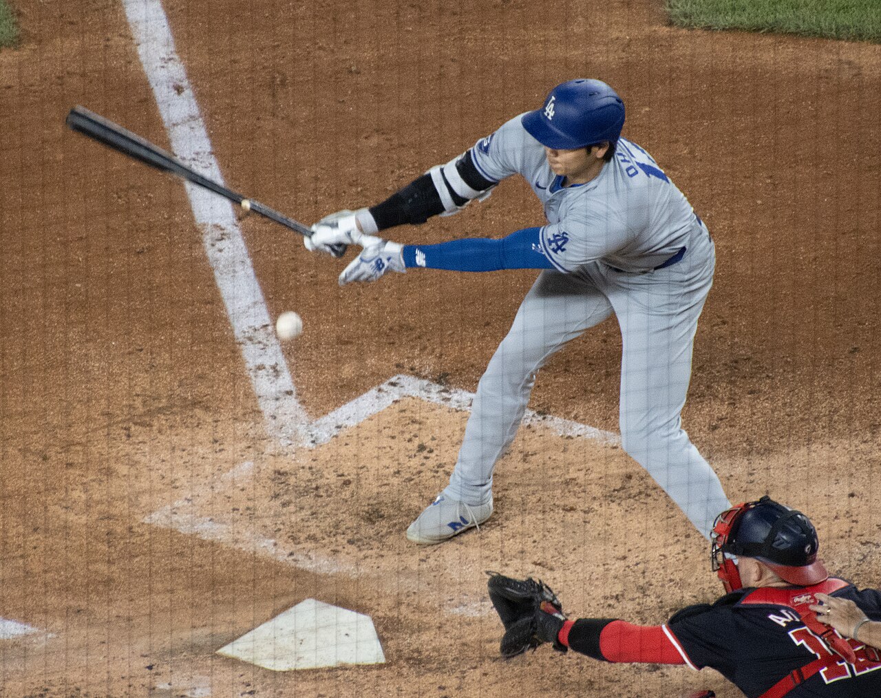 Shohei Ohtani batea con los Dodgers en una fotografía de archivo horizontal tomada en Washington en 2024