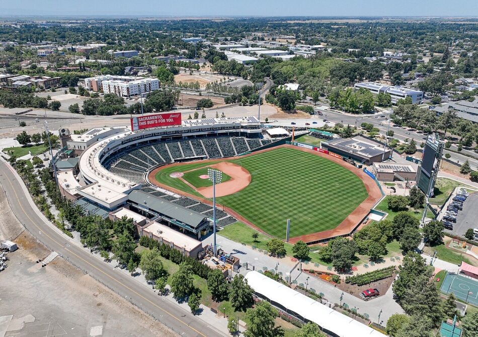 Vista aérea horizontal de Sutter Health Park en Sacramento, sede temporal de los Athletics