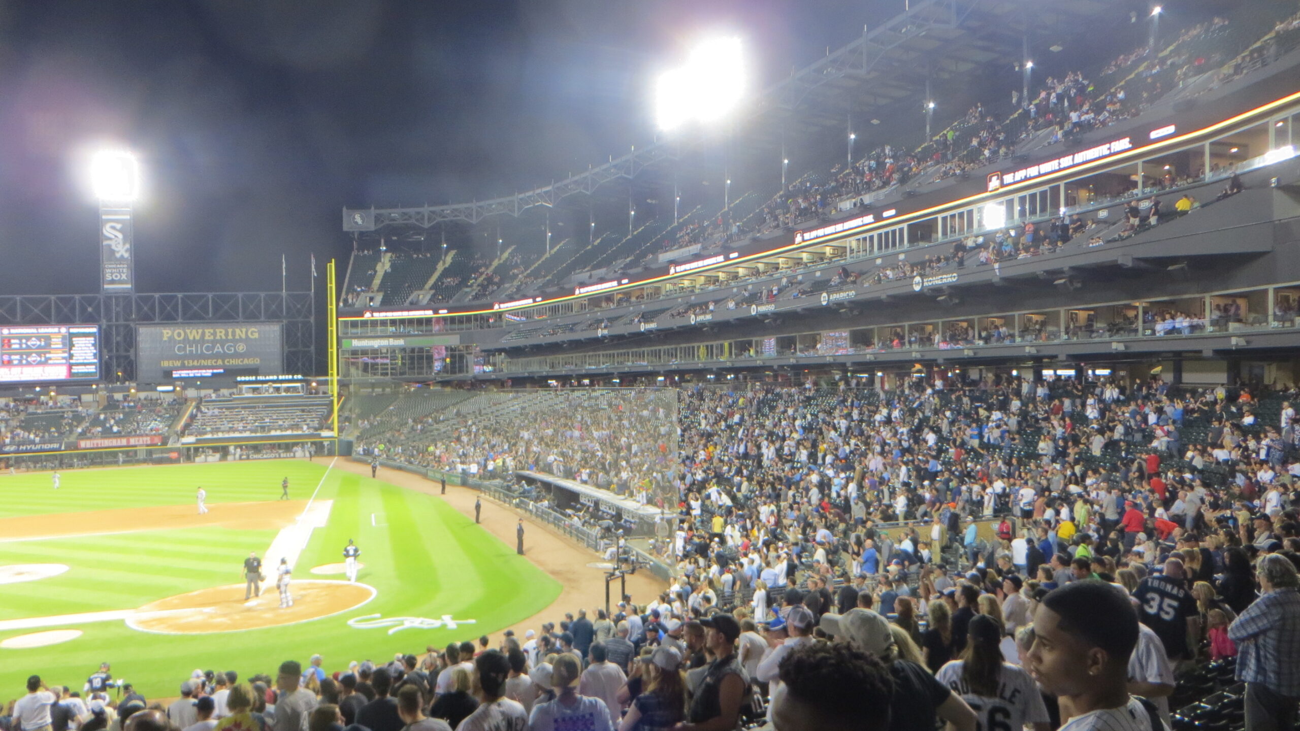 Gradas y terreno del estadio de los Chicago White Sox durante un partido nocturno; fotografía de archivo del 23 de julio de 2019.