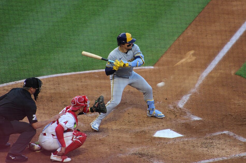 William Contreras batea con el uniforme de los Milwaukee Brewers durante un juego de archivo en 2024