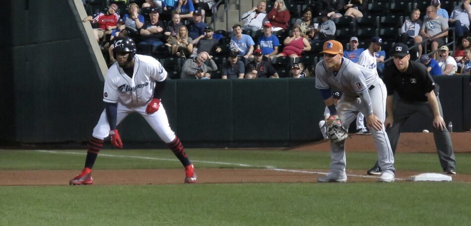 Yandy Díaz toma ventaja desde primera base durante un juego de béisbol; imagen de archivo