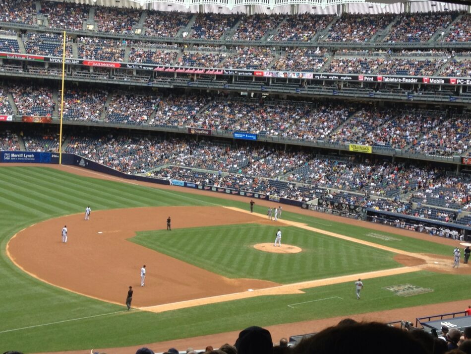 Vista horizontal del terreno de Yankee Stadium durante un juego de béisbol de los Yankees