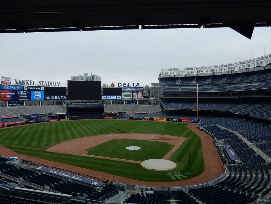 Vista horizontal del terreno y las gradas de Yankee Stadium