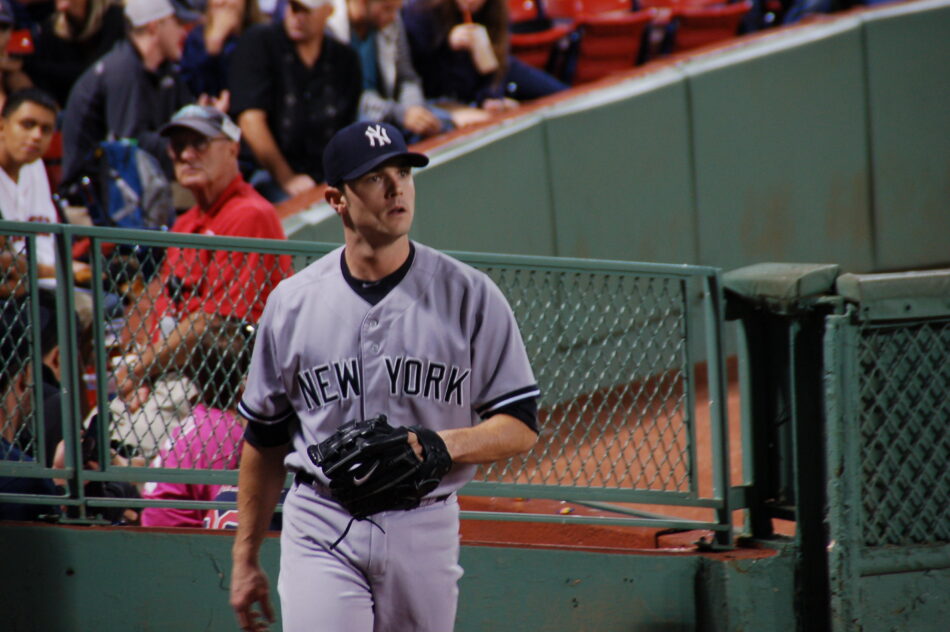 Un lanzador de los Yankees calienta en el bullpen durante un juego; imagen de archivo