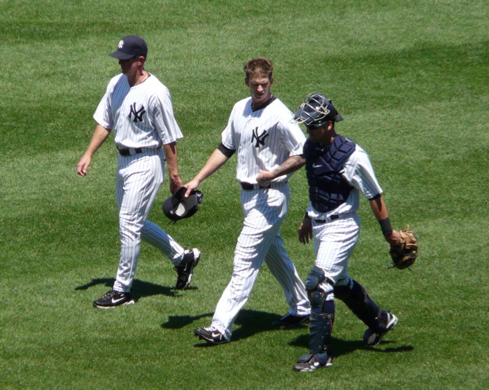 El pitcher A. J. Burnett camina desde el bullpen junto al coach Dave Eiland y el receptor venezolano Francisco Cervelli, fotografía de archivo de Yankees en 2010